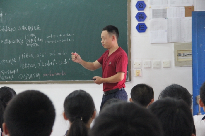 来自龙游县华茂外国语学校的方晓飞老师和龙游县溪口初级中学的胡向阳