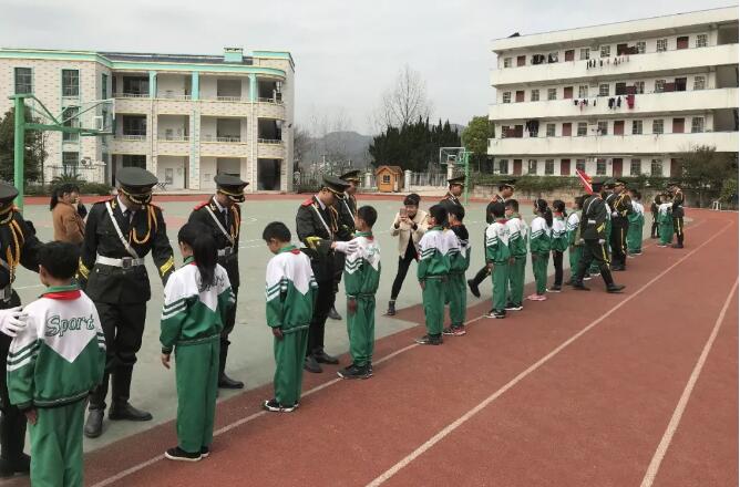 义乌市城镇职校国旗班赴前洪小学举行升旗仪式