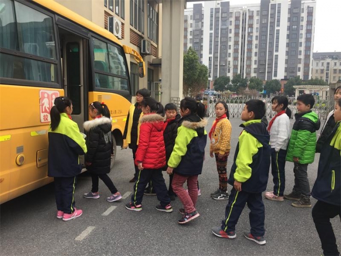 仁皇山小学:强化文明乘车意识 保障接送车安全 湖州市仁皇山小学