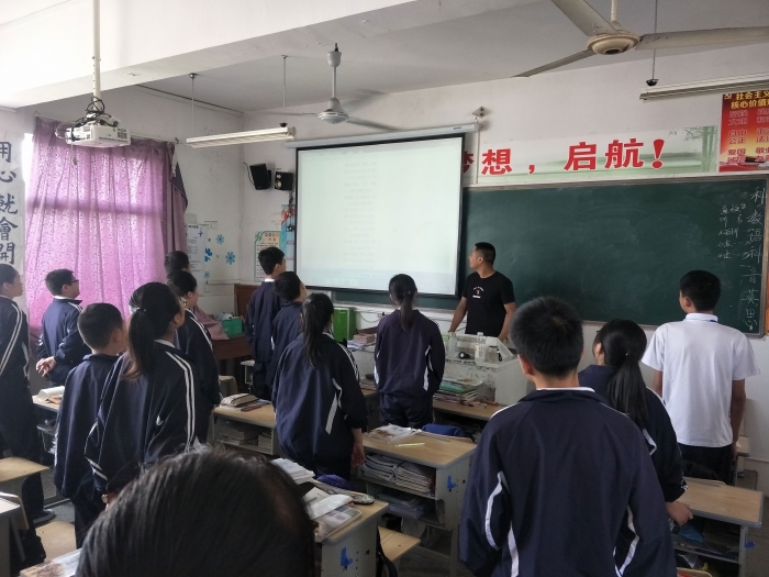 泗安中学开展午间读唱核心价值观活动