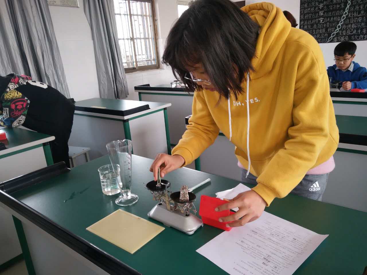 近日,浦江县第七中学的科学实验室里特别热闹,该校七年级的学生正在
