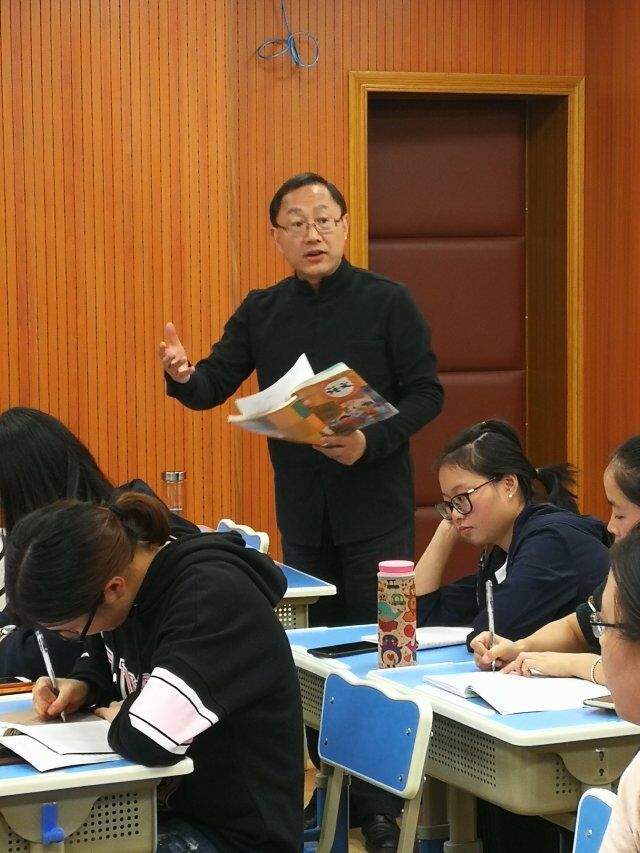 在杭师大附属学校五常小学的录播室,王崧舟老师,名师工作室学员,五常