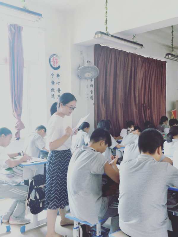 市英语教研员马海青来杜桥实验中学指导教学工作