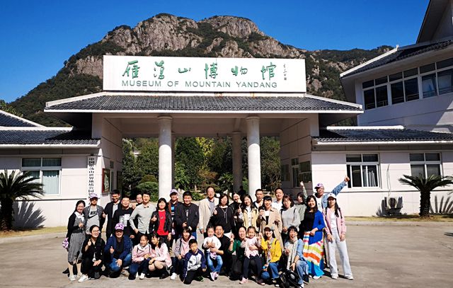 在雁荡山博物馆,当地导游为老师们讲解雁荡山的地质构成,地形地貌