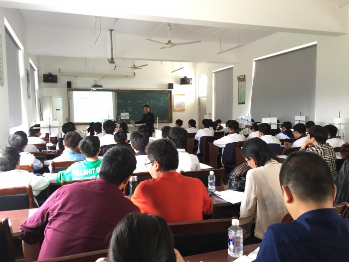 首先,胡海江老师借助"吊车因抢救落水车辆三次连环被