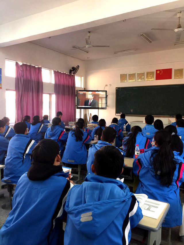 全体师生观看"庆祝改革开放40周年大会"直播 青田县温溪高级中学