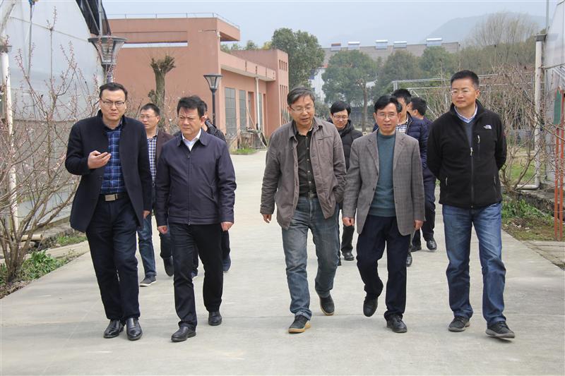 余姚市教育局张文表副局长,职教科许孟烈科长,余姚市二职校龚伟