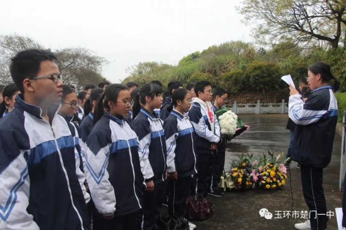 扬先烈精神颂爱国情怀楚门一中组织团员学生祭扫潘心元烈士陵园