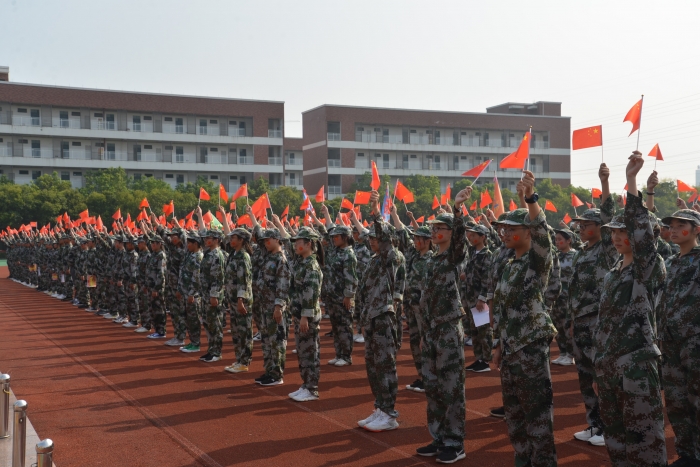 拼搏到感动自己长兴县雉城中学2019年暑期国防教育