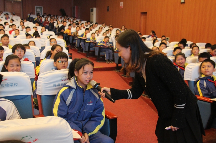 远离校园欺凌—县实验学校举行青春期健康讲座 德清县实验学校