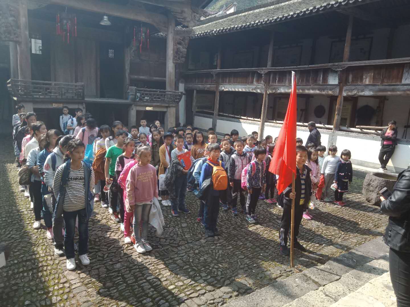 双溪小学全体师生畅游吕岙博物馆秋游 嵊州市谷来镇双溪小学 之江