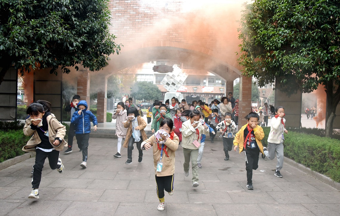 加强消防演练构建平安校园仙居县实验小学举行消防安全演练