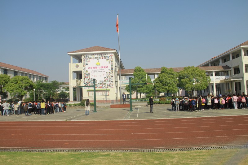 图影小学开展地震应急疏散演练活动