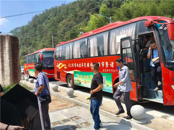 浦江老师当导游引来八辆大巴客人