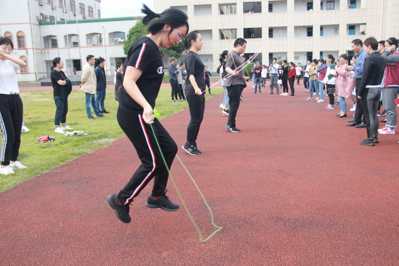 实验中学举行秋日跳绳比赛