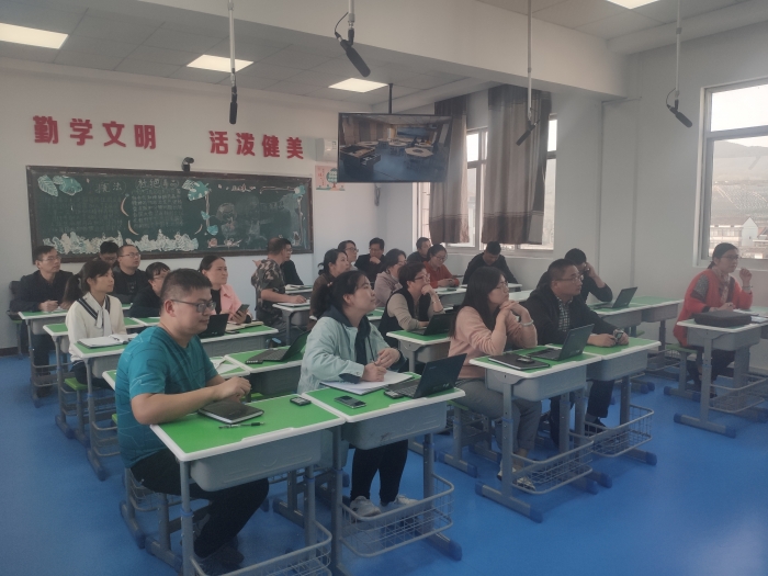 王坛镇中心小学开展同步课堂应用培训