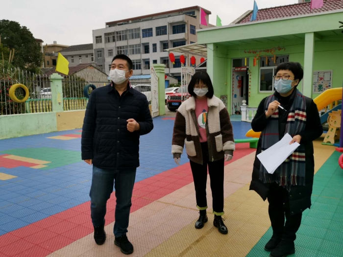 市教育局党委委员副局长章海燕一行到杜桥镇中心幼儿园督查复学准备