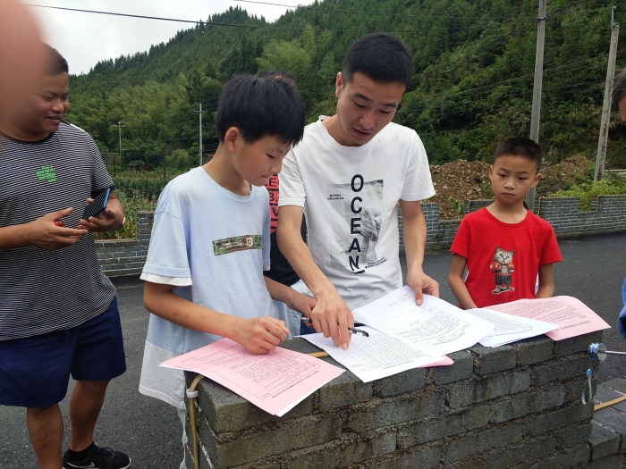 心系学生情留家访音坑乡中心小学开展暑期家访活动