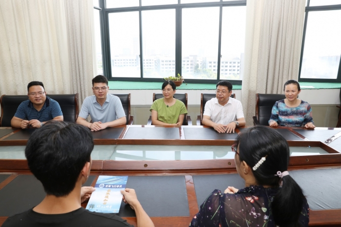 浦江中学胡徐安同学被录取为空军飞行员