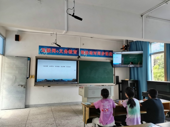 本次空中课堂让应坑小学与碧莲镇中心小学的孩子成为同班同学,实现了