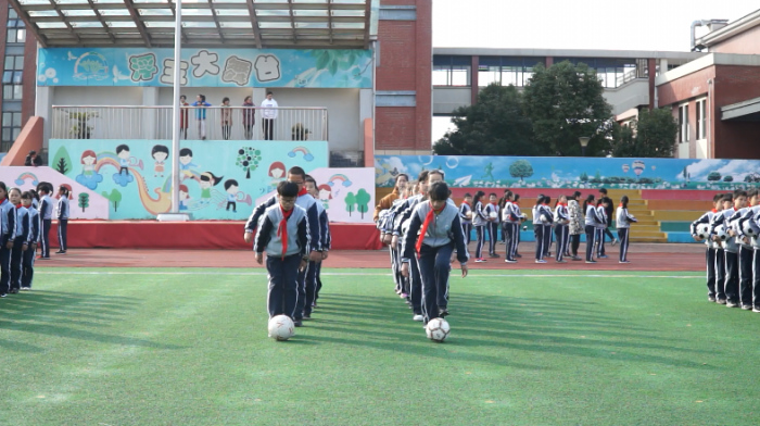 足球操亮相浮玉校区 - 湖州市月河小学教育集团