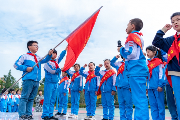 鹿城小学举行新一届大队委就职仪式