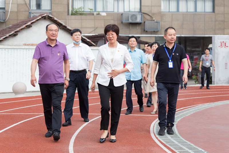 长兴四小:石一婷县长陪孩子们过六一