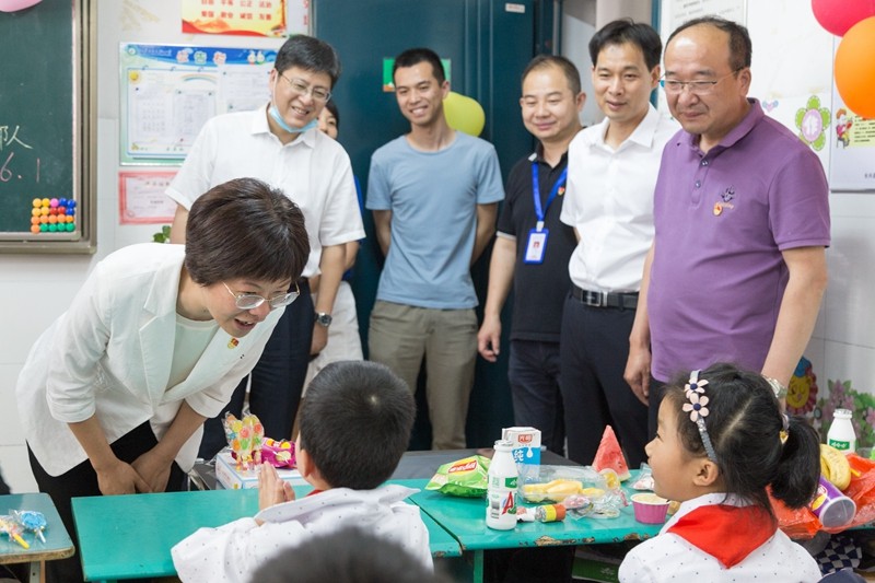 长兴四小:石一婷县长陪孩子们过六一