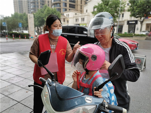 长兴县机关幼儿园:一盔一带 从我做起