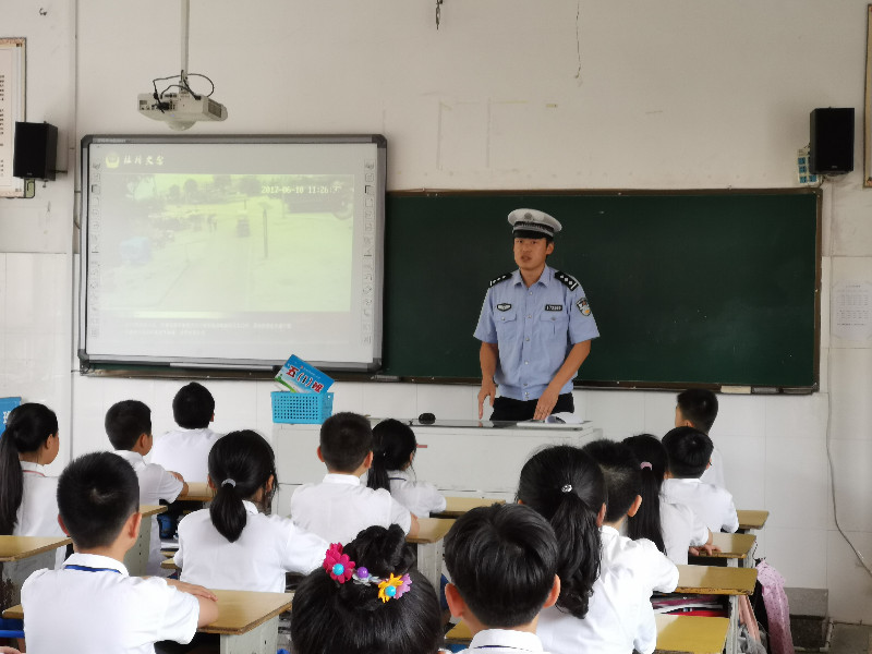 杜桥交警中队送安全知识进课堂