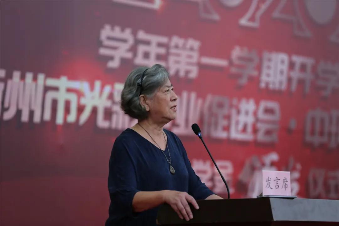 谢华老师寄语衢高学子,现在要努力学习,为以后生活攒资本,面向世界,做