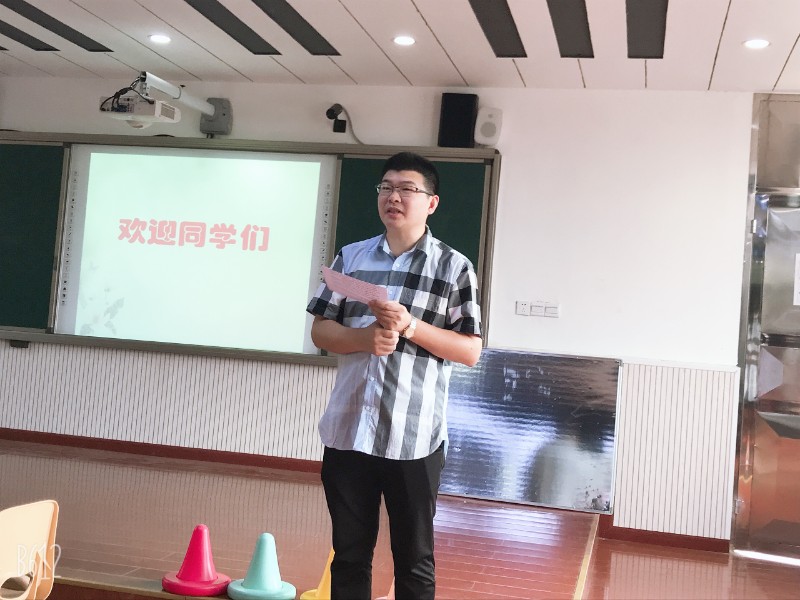 靖江二小韩铁飞副校长执教小组活动教研员邵立锋老师发言颁发聘书撰稿