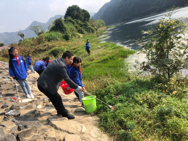 明廉小学开展今天我当河长巡河活动