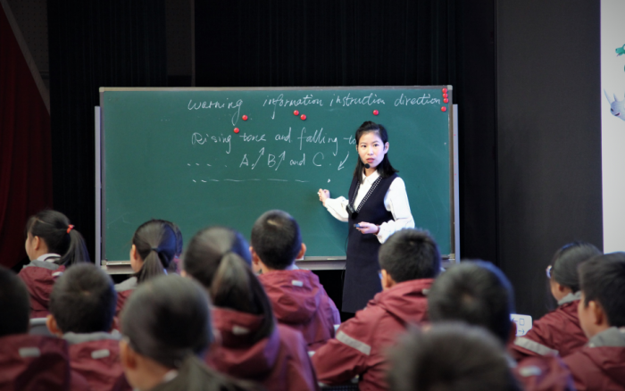 刘琦老师语言语调流畅优美,富有节奏感.