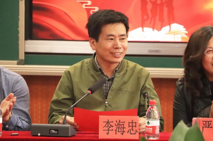 指导教师职责以及学徒要求,云健小学李海忠副校长宣读师徒结对教师名