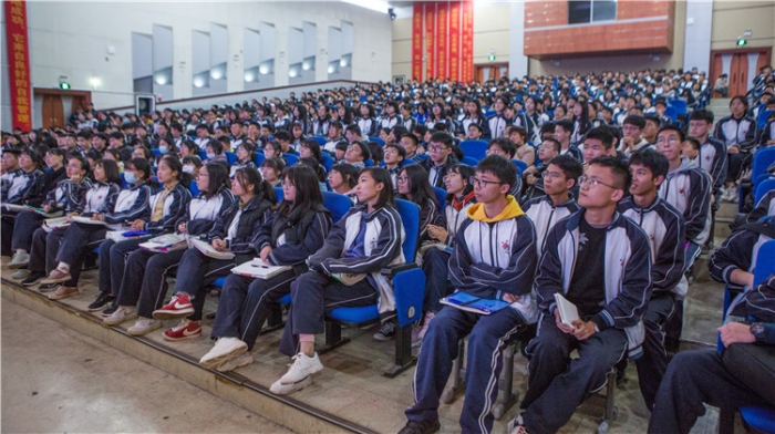 新安龙老师高考励志专场演讲会走进回浦中学