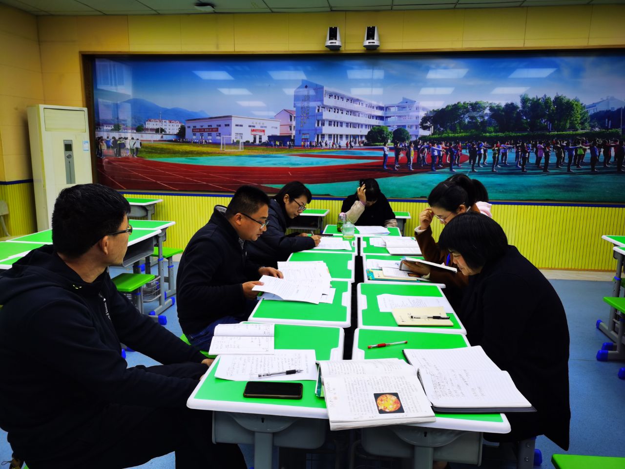 王坛镇中心小学开展提高学生阅读素养的能力语文教研组活动