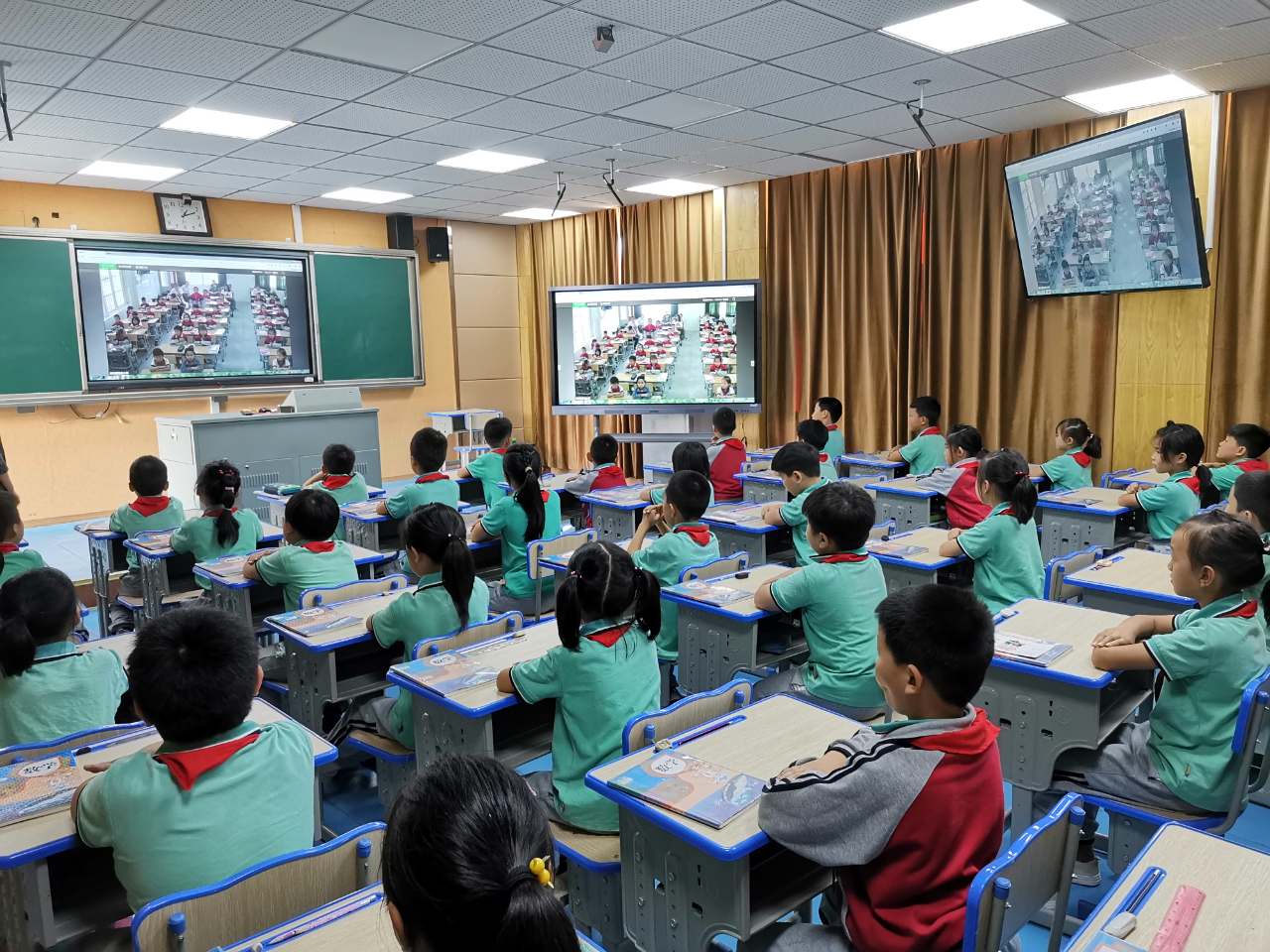 新市完全小学的嵇海平老师利用飞屏技术,为我校六年级学生带来了一堂