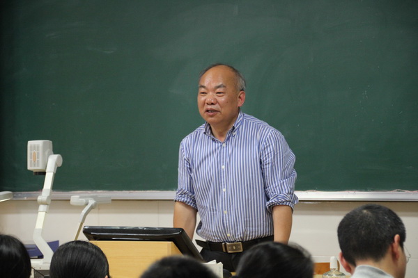 下午,特邀省教育厅教研室物理教研员,著名特级教师梁旭老师作《高中