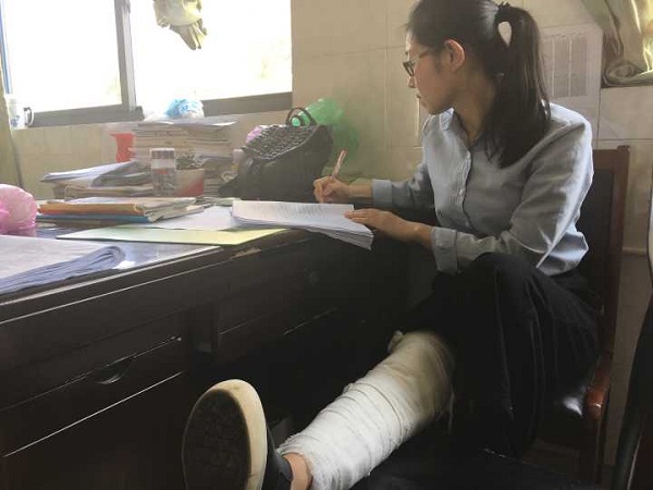 这个女教师摔骨折坚持给学生上课