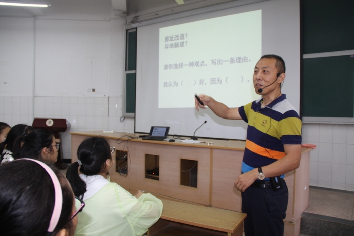聂老师选题贴近学生,围绕"富阳中学改扩建问题",遴选"原址改造"与"