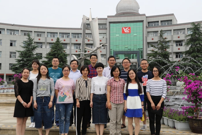 会后,全体成员还进行了集体合影并参观了柯桥中学创新实验基地.