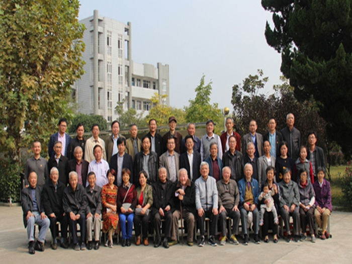 爱心献真情真情暖重阳菱湖一中举行退休教师庆重阳座谈活动