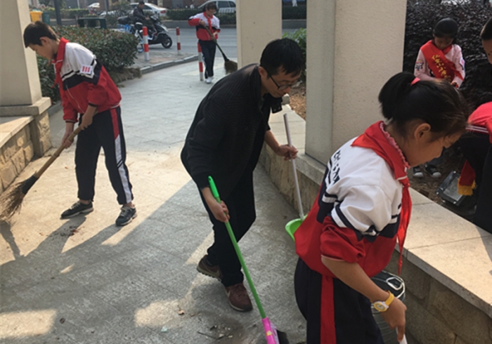 仁皇山小学组织新一届大队委进行校外环境的清理活动