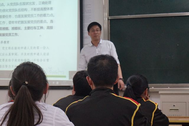 了解党员发展努力向党靠拢记镇海区龙赛中学第二十二期业余党校第七课