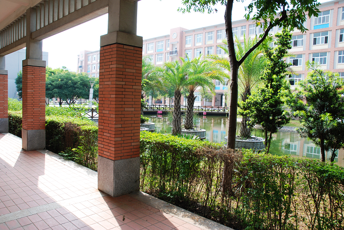 龙赛中学学校概况