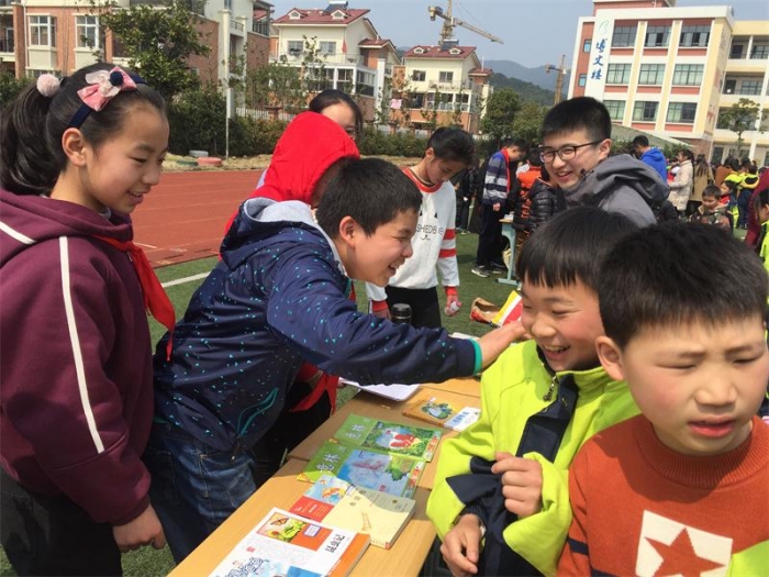 仁皇山小学我是理财小能手跳蚤市场盛大开业啦