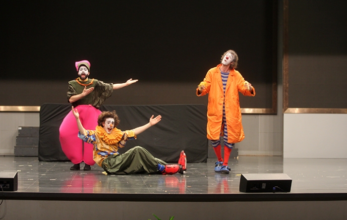 三个小丑一台戏——意大利默剧《寻找地球》走进滨海 