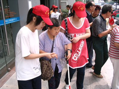 光明影院当义工帮助盲人开心窗