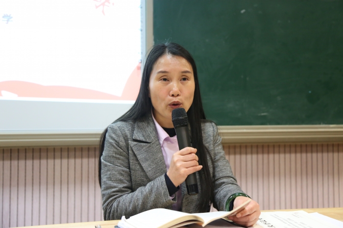 爱岗敬业做一名四有教师实验小学召开向金晓珍老师学习会